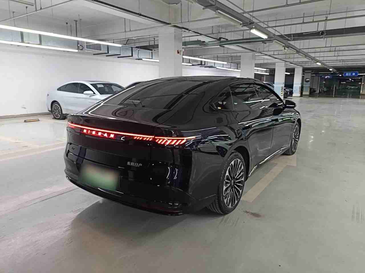 车辆右后45度外观展示