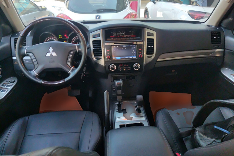 三菱 帕杰罗(进口) 2016款 3.0L 自动尊贵版 国V中控内饰7002