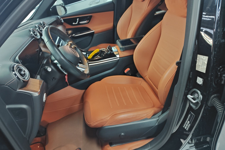 奔驰GLC 2023款 改款 GLC 300 L 4MATIC 动感型 5座中控内饰19