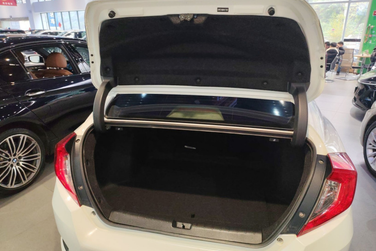 本田 思域 2016款 220TURBO CVT豪华版机舱底盘23