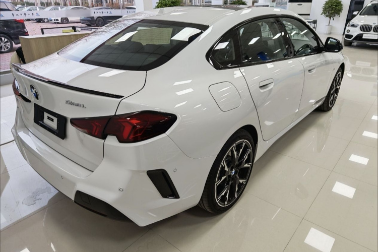 宝马2系 2025款 225L M运动曜夜套装车身外观6003