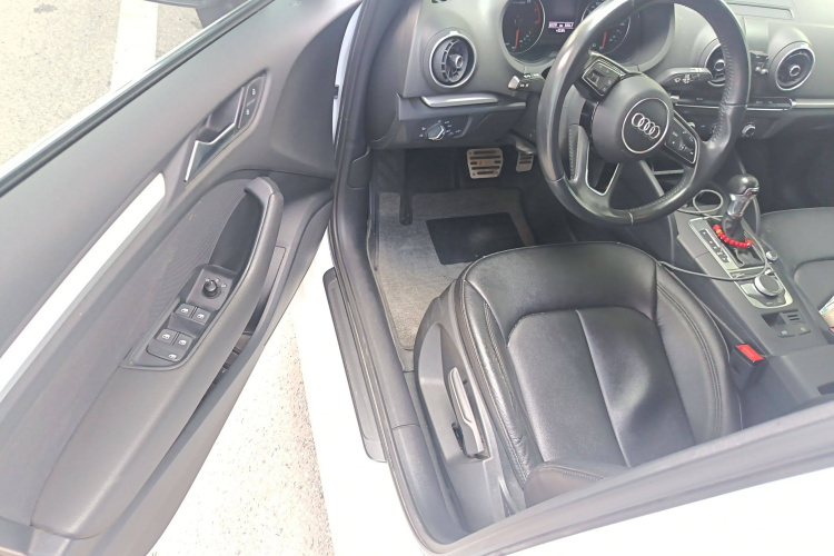 奥迪A3 2017款 Sportback 35 TFSI 进取型中控内饰7003