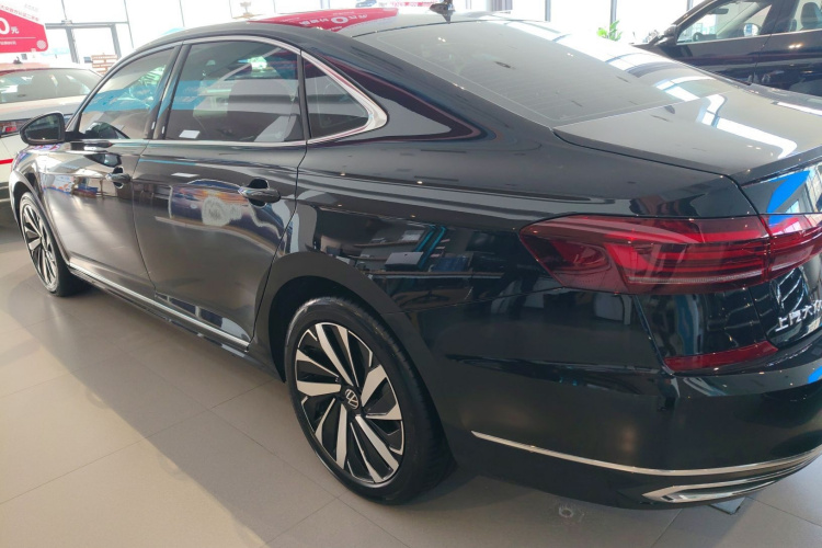 大众 帕萨特 2025款 出众款 380TSI 龙腾版车身外观4
