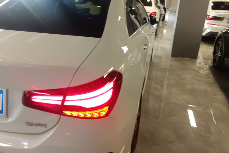 奔驰A级 2024款 改款 A 200 L 时尚型车身外观9