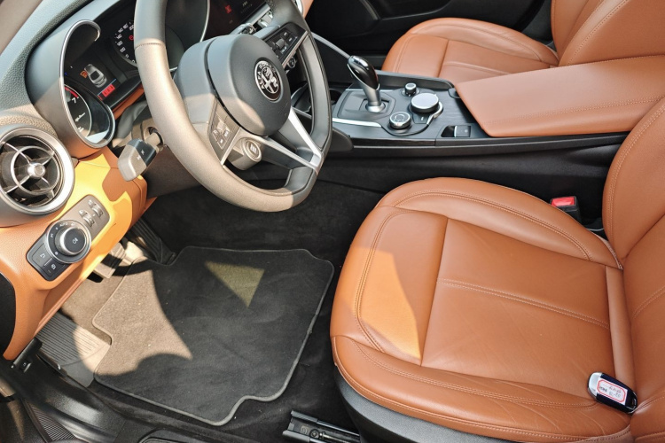 阿尔法·罗密欧 Giulia朱丽叶 2017款 2.0T 200HP 精英版中控内饰19