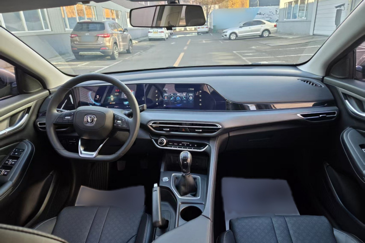 长安 逸动 2021款 PLUS 1.6L GDI 手动精英型车身外观6005