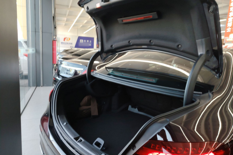 奔驰E级 2023款 改款 E 300 L 运动豪华型局部细节23