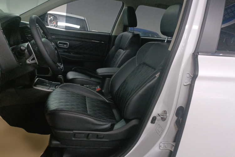 三菱 欧蓝德 2020款 2.4L 四驱致享版 7座中控内饰19