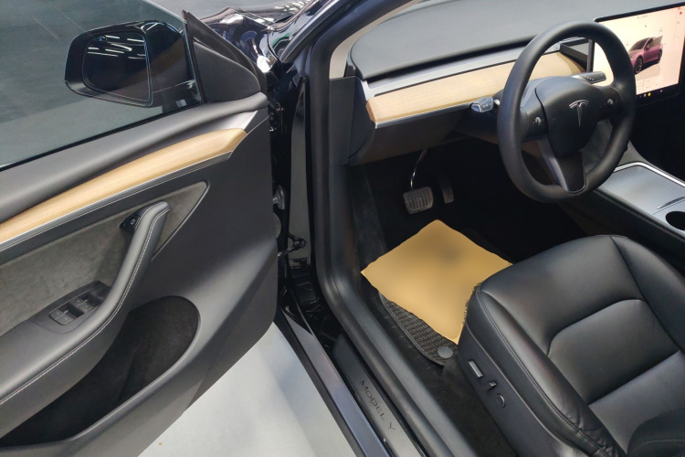 特斯拉 Model Y 2022款 长续航全轮驱动版中控内饰7003