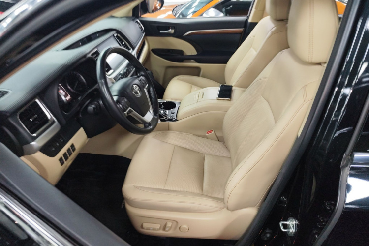 丰田 汉兰达 2018款 2.0T 四驱至尊版 7座 国V中控内饰19