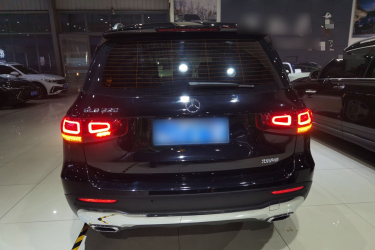 奔驰GLB 2023款 GLB 220 动感型车身外观6