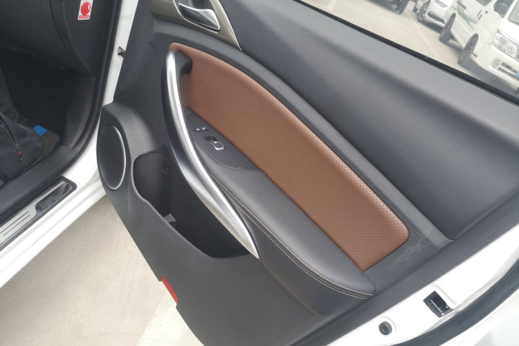 比亚迪 宋 2018款 1.5TID 自动智联尊贵型中控内饰7005