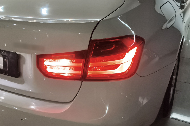 宝马3系 2014款 320i 时尚型车身外观9