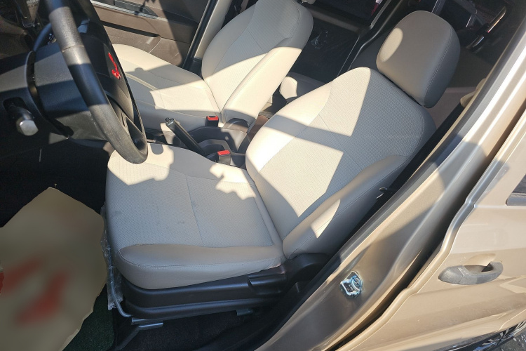 五菱汽车 五菱宏光V 2022款 1.5L劲取版电动助力LAR中控内饰19