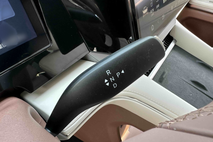 比亚迪 夏 2025款 DM-i 1.5T 180km 超越型中控内饰7005