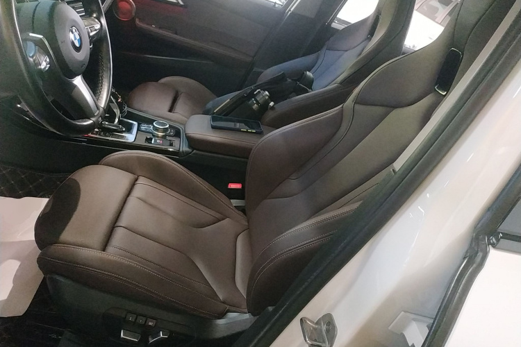 宝马1系 2021款 改款 125i M运动曜夜版局部细节19