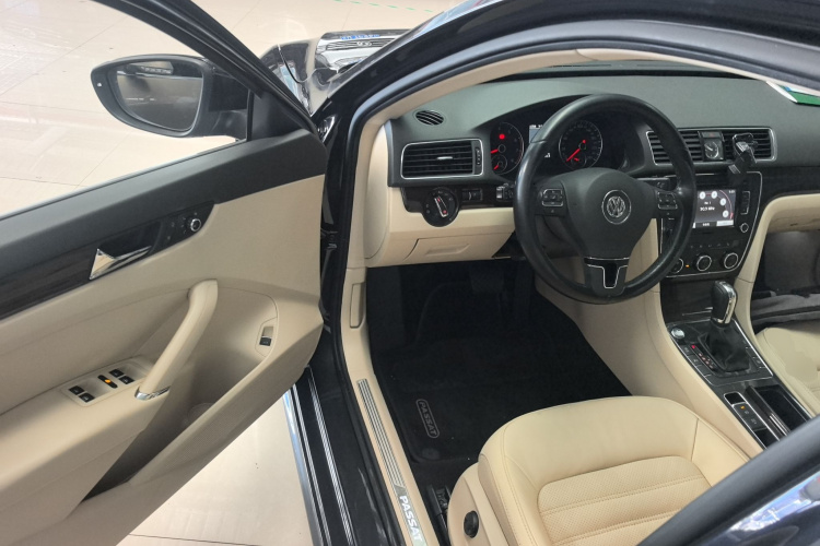 大众 帕萨特 2014款 2.0TSI DSG御尊导航版中控内饰20