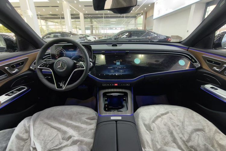 奔驰E级新能源 2024款 E 350 e L 插电式混合动力运动轿车中控内饰7002