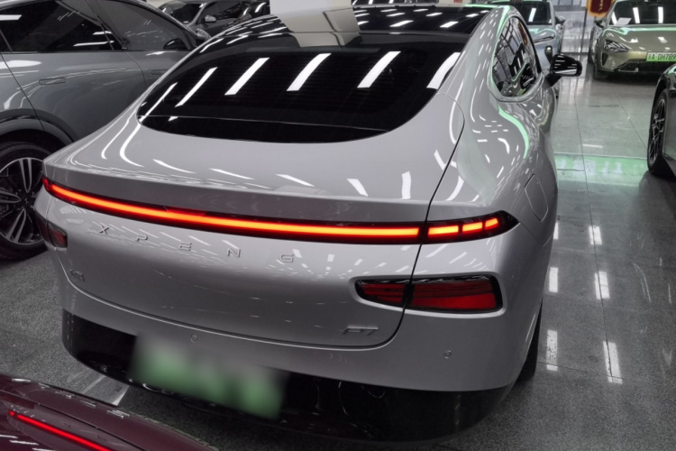 小鹏P7 2023款 P7i 702 Max车身外观6