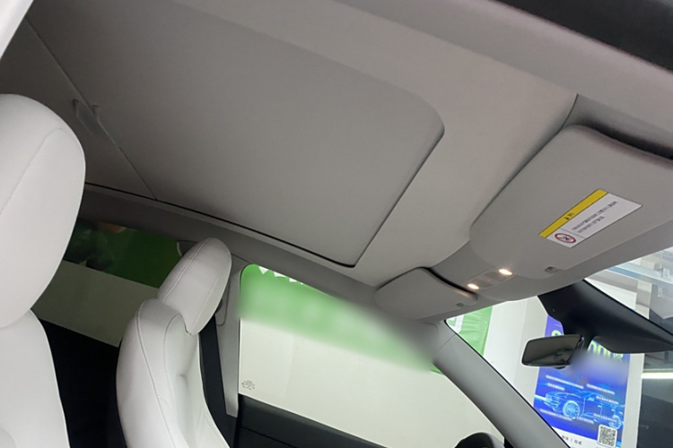 特斯拉 Model Y 2022款 改款 长续航全轮驱动版中控内饰7004