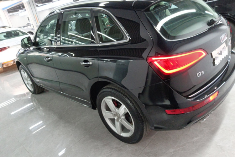 奥迪Q5 2018款 典藏版 40 TFSI 进取型车身外观4