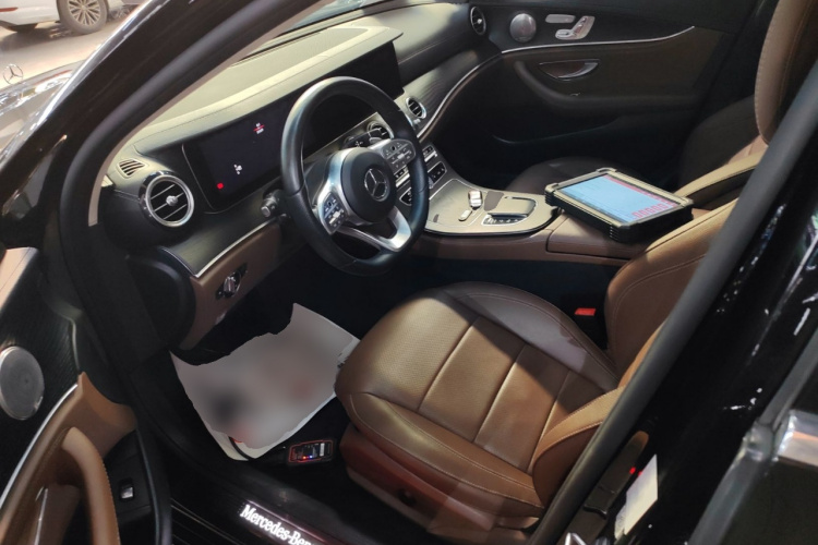 奔驰E级 2020款 改款 E 300 L 运动时尚型中控内饰19