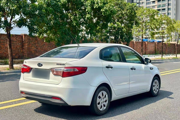 起亚K2 2012款 三厢 1.4L MT GLS纪念版车身外观6004