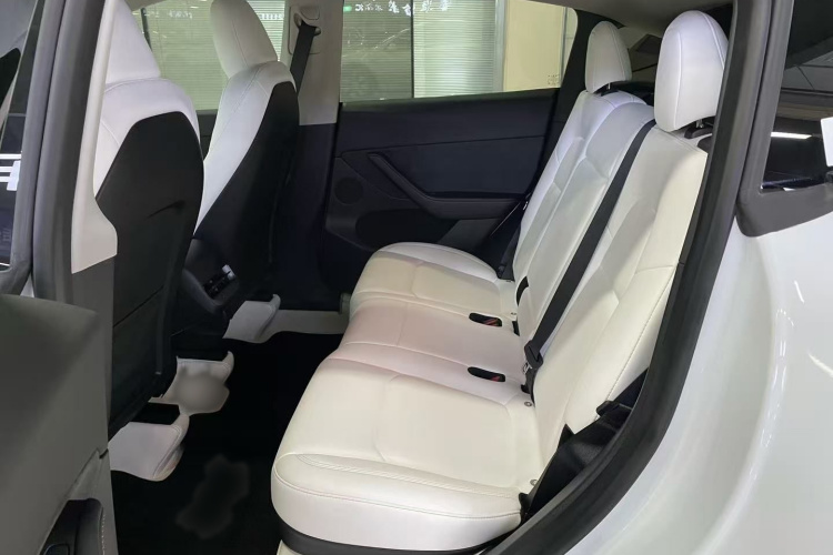 特斯拉 Model Y 2022款 改款 长续航全轮驱动版中控内饰7004
