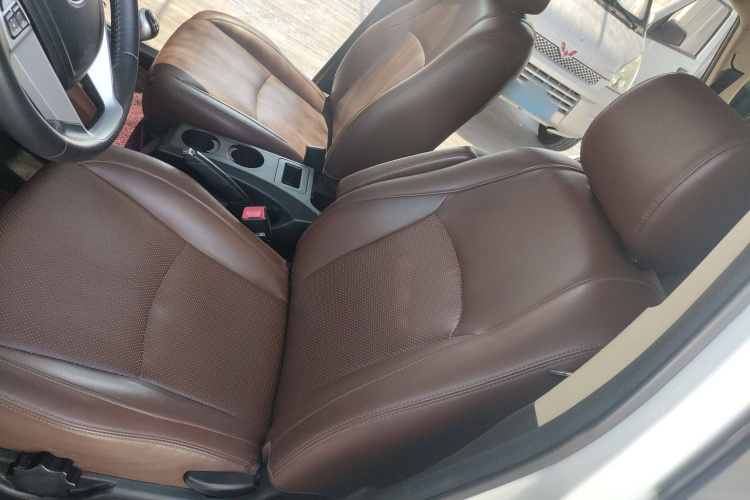 比亚迪S6 2014款 2.0L 手动豪华型 5座中控内饰7015