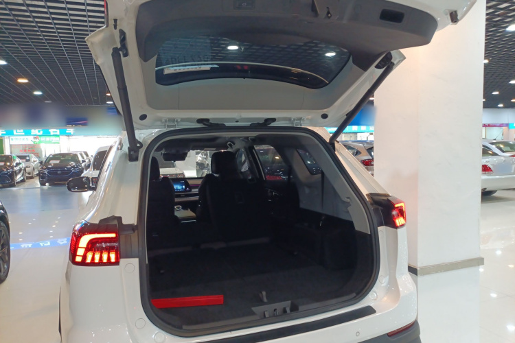 奇瑞 瑞虎8 PRO 2024款 冠军版 390T 两驱巅峰版 7座机舱底盘23