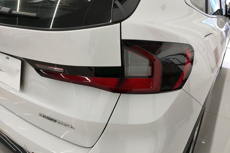 宝马iX1 2023款 eDrive25L X设计套装车身外观9