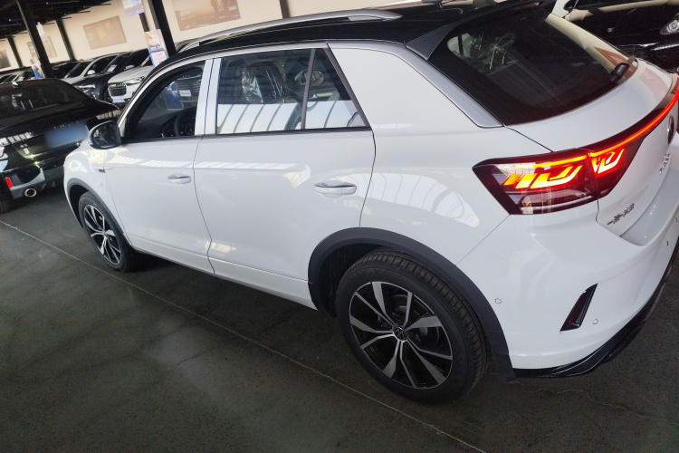 大众 T-ROC探歌 2025款 改款二 300TSI DSG两驱星光版车身外观4