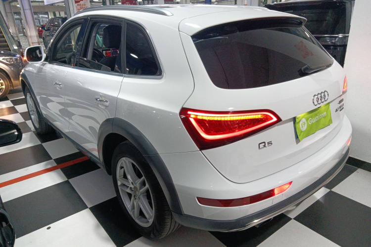 奥迪Q5 2018款 典藏版 40 TFSI 技术型车身外观4