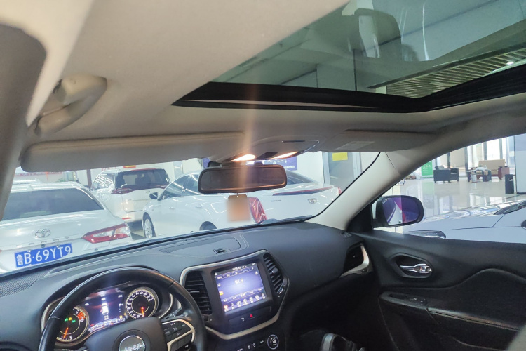 Jeep 自由光 2017款 2.0L 优越版中控内饰22