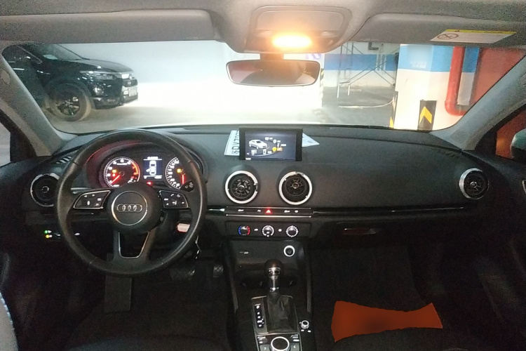 奥迪A3 2018款 30周年年型 Limousine 35 TFSI 时尚型中控内饰12