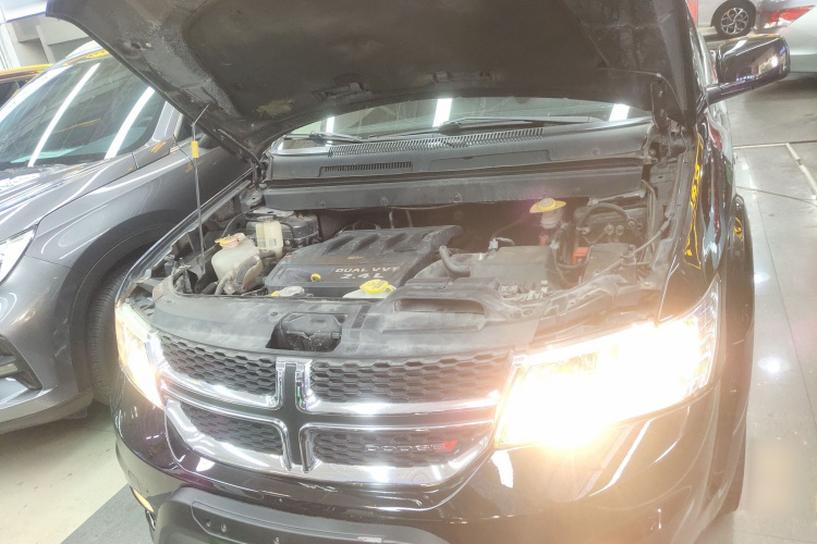 道奇 酷威 2013款 2.4L 两驱尊尚版机舱底盘24