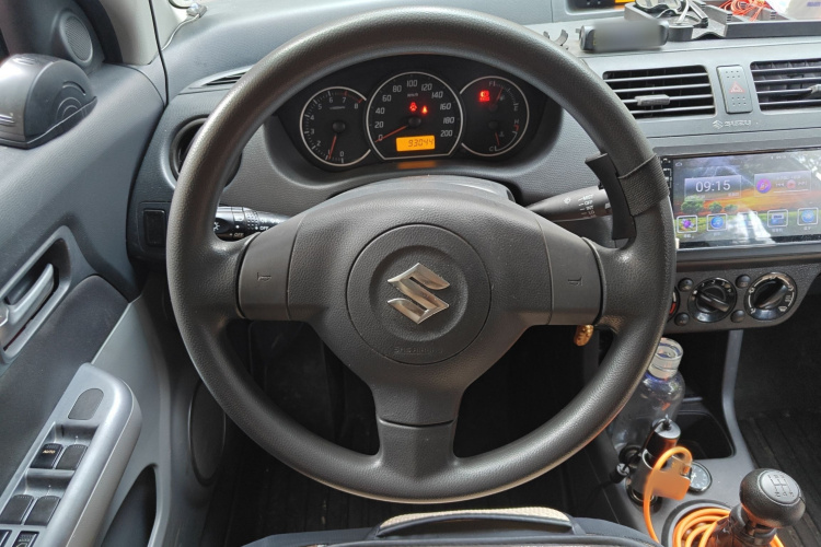 铃木 雨燕 2013款 1.3L 手动超值版局部细节13