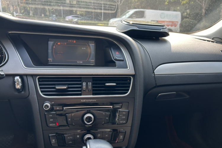 奥迪A4L 2013款 35 TFSI 自动标准型中控内饰7004