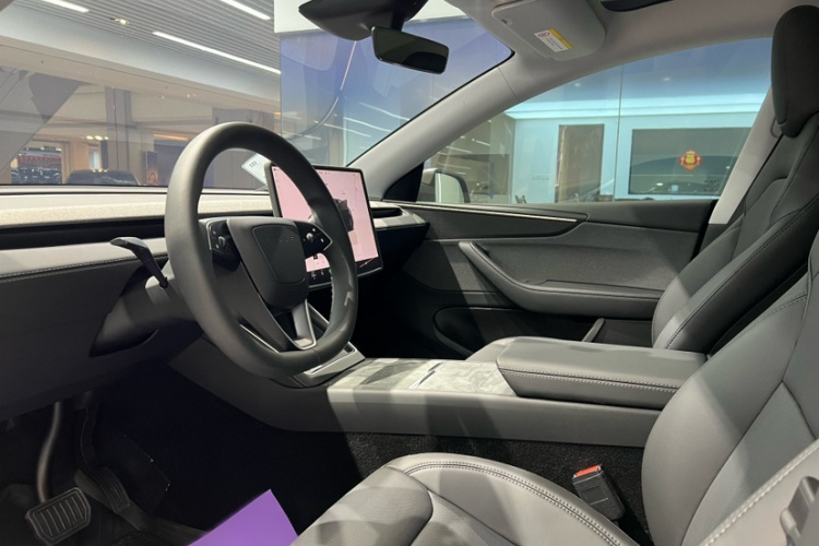 特斯拉 Model Y 2025款 后轮驱动版中控内饰7002