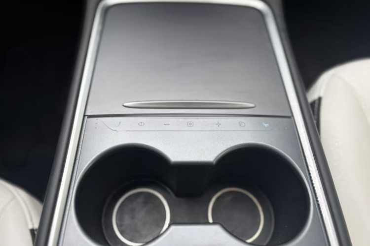 特斯拉 Model 3 2021款 标准续航后驱升级版 3D6中控内饰7004