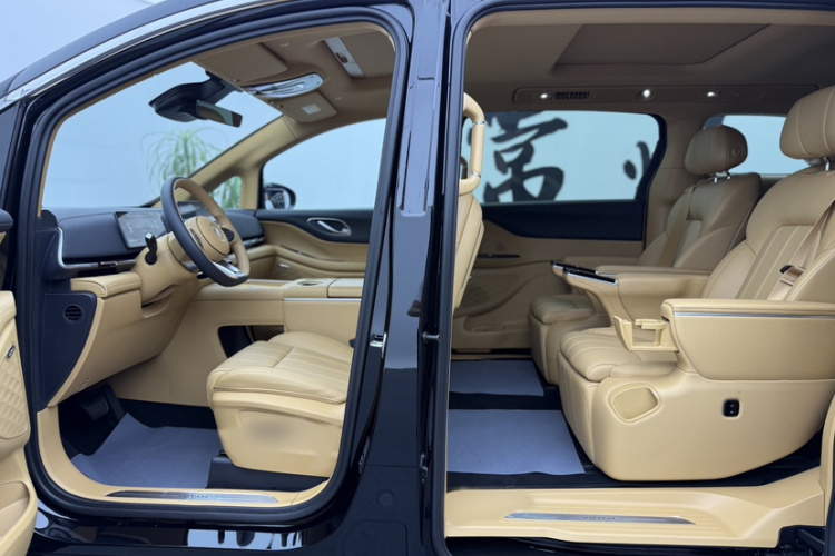 岚图汽车 岚图梦想家 2025款 PHEV 四驱卓越乾崑版中控内饰7001