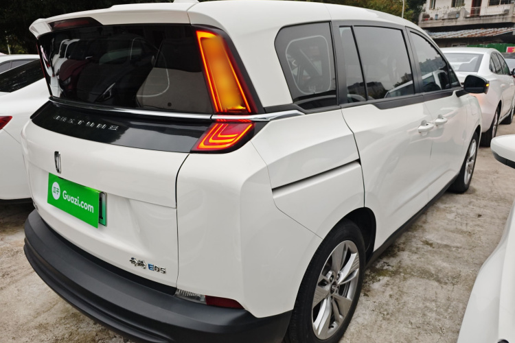 奔腾NAT 2023款 PRO 舒享出行加长版 425km车身外观7