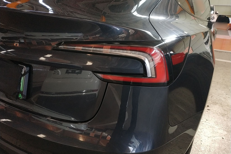 特斯拉 Model 3 2023款 长续航全轮驱动版车身外观9