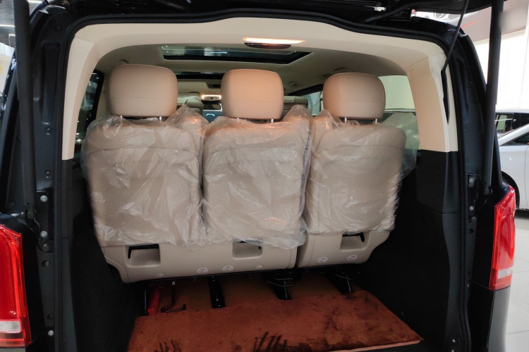 奔驰V级 2022款 V 260 尊贵版局部细节23