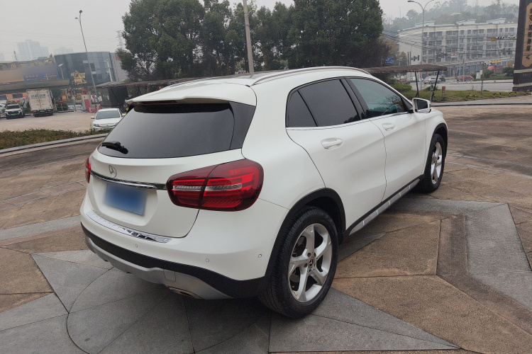 奔驰GLA 2019款 GLA 200 动感型车身外观7