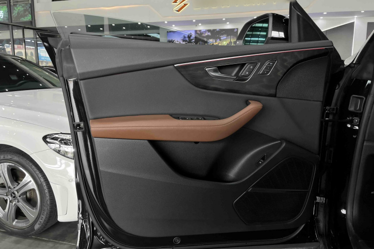 奥迪Q8 2023款 55 TFSI 豪华动感型中控内饰7008