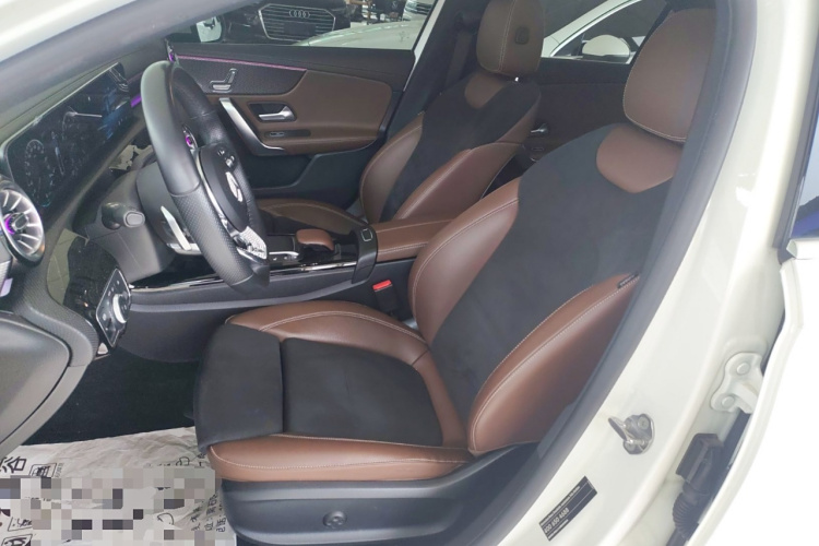 奔驰A级 2021款 A 200 L 运动轿车时尚型局部细节19