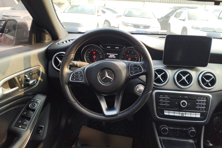 奔驰CLA 2017款 改款 CLA 200 时尚型中控内饰13