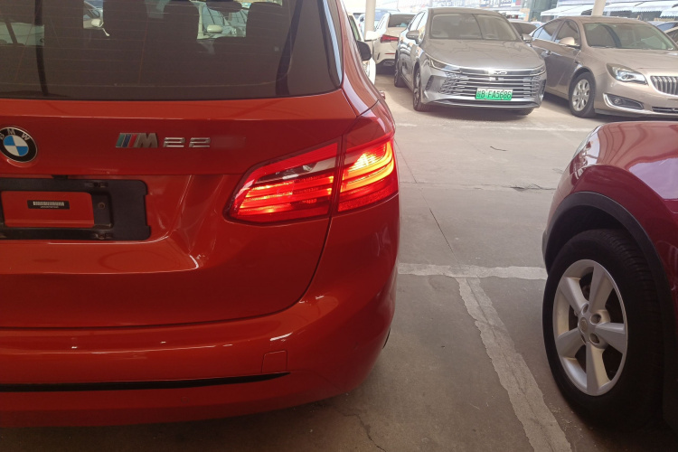 宝马2系旅行车 2016款 218i 运动设计套装车身外观9