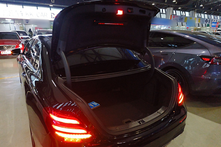 奔驰E级 2019款 E 300 L 运动时尚型机舱底盘23
